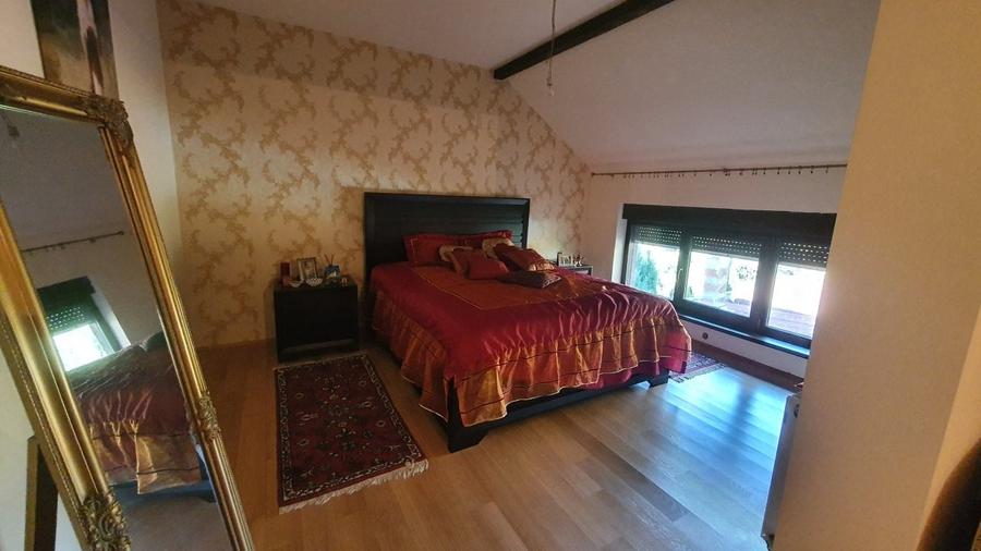 Vila generoasa in zona foarte linistita - 16