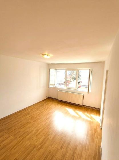 De vanzare apartament 2 camere - zona Apaserv Carei - Etajul 2 - 1