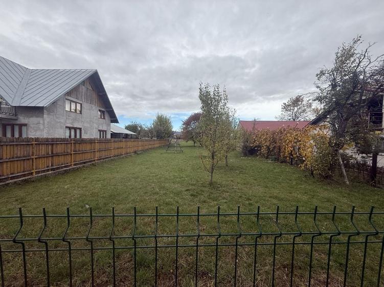 Teren intravilan împrejmuit 2331 mp la strada, toate utilitățile! - 2