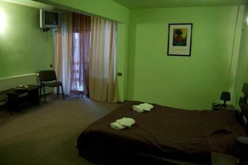 Pensiune de vanzare – 13 camere, complet mobilata si utilata – Valea Rasnoavei, - 5