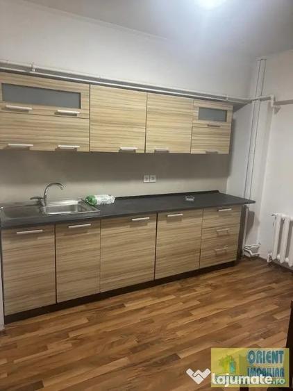 Apartament cu 2 camere decomandat în Trocadero