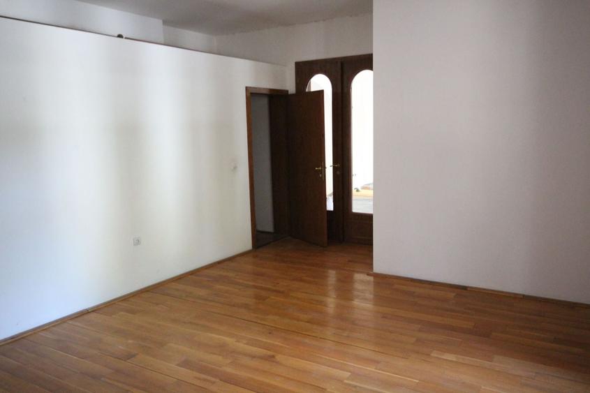 Casă individuală cu 6 camere cu Canalizare în Badea Cârțan