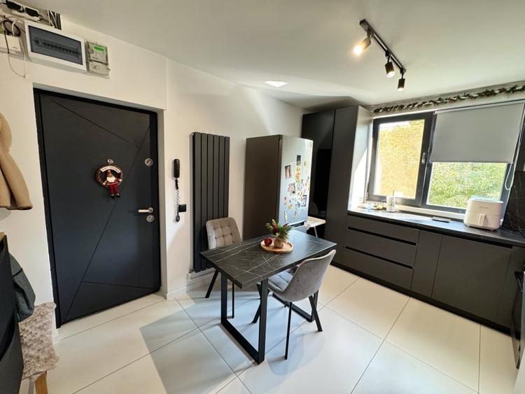Apartament cu 3 camere decomandat, mobilat în Calea București