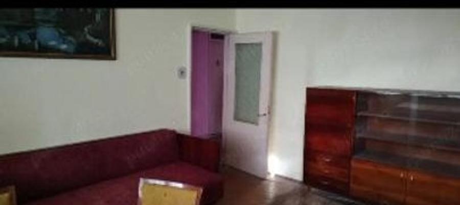 Apartament cu 3 camere decomandat în Dâmbovița