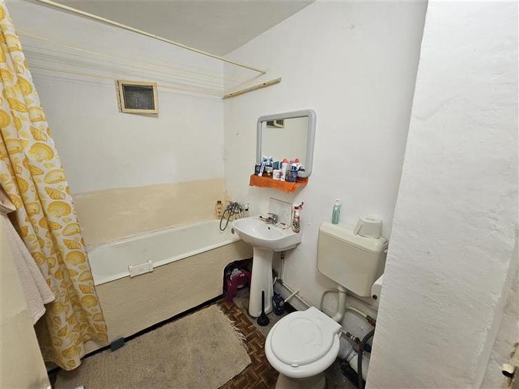 Apartament cu 3 camere decomandat în Micro IV