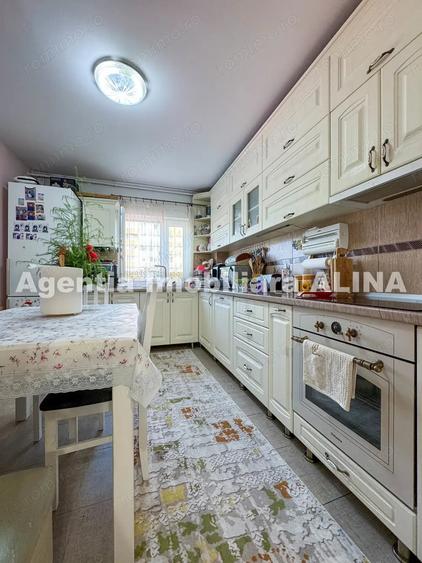 Apartament cu 3 camere decomandat în Astoria