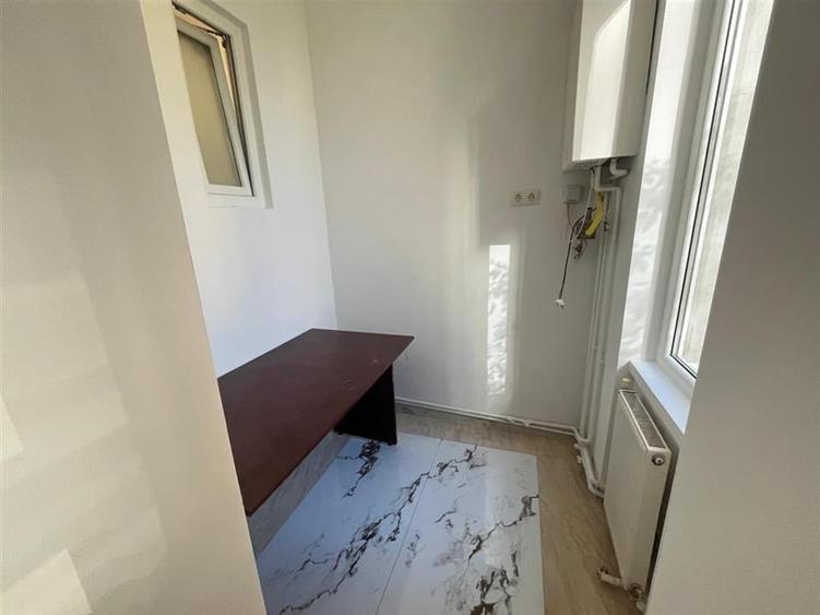 Spatiu birouri compartimentat zona Centrala - 11