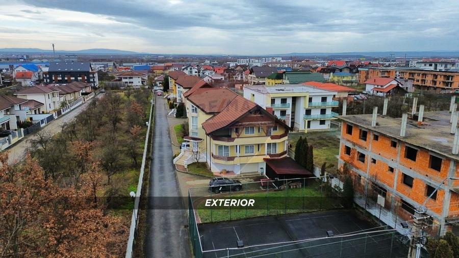 Casă / Vilă de lux cu 2 garaje, 10 camere de vânzare în BAIA MARE - 2