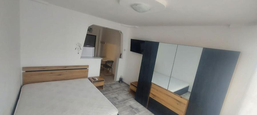 Vand camera de camin in fata liceului de Chimie - 1