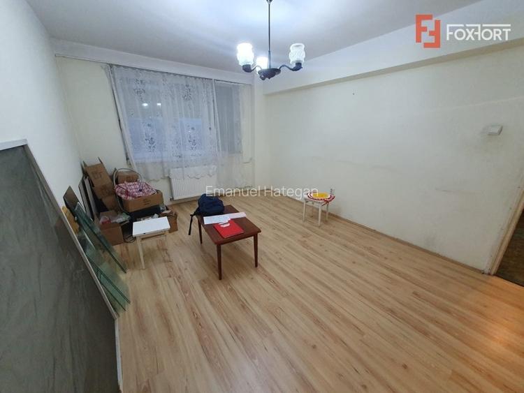 Apartament de vanzare cu 3 camere, etaj 6, zona Ultracentrala Apartament de vanzare cu 3 camere, etaj 6, zona Ultracentrala