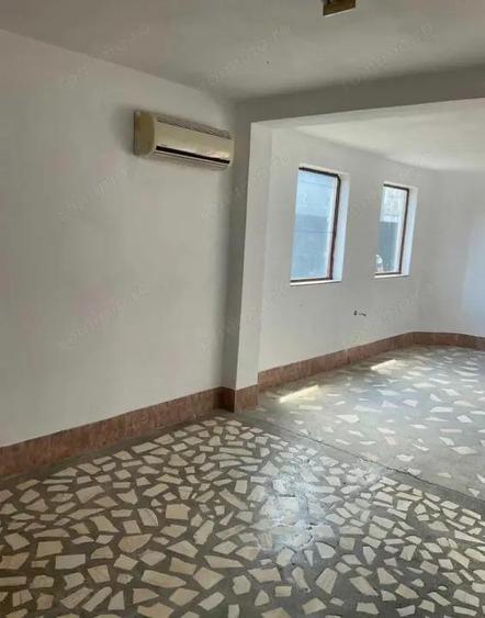 Spatiu potrivit activitati diverse cu intrare stradala - 1