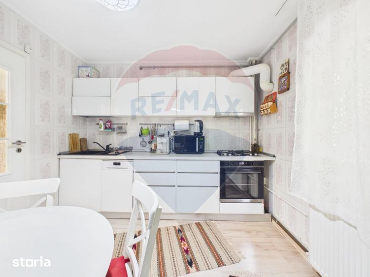 Apartament cu 4 camere de vanzare, Centrala proprie, 13 Septembrie - 20