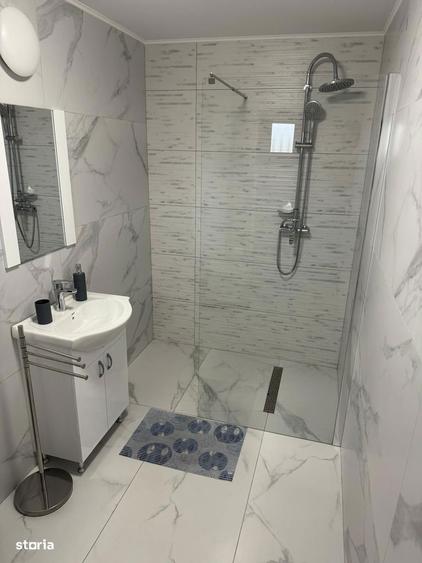 Casa semideckata cu 9 camere, in oras - 8