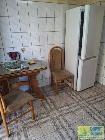 FAR, de vanzare 3 camere, decomandat, etaj 1, gaze - 12