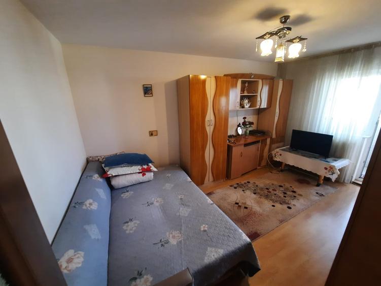 Apartament cu doua camere decomandat, etajul 7/10, zona Alexandru cel Bun - 3