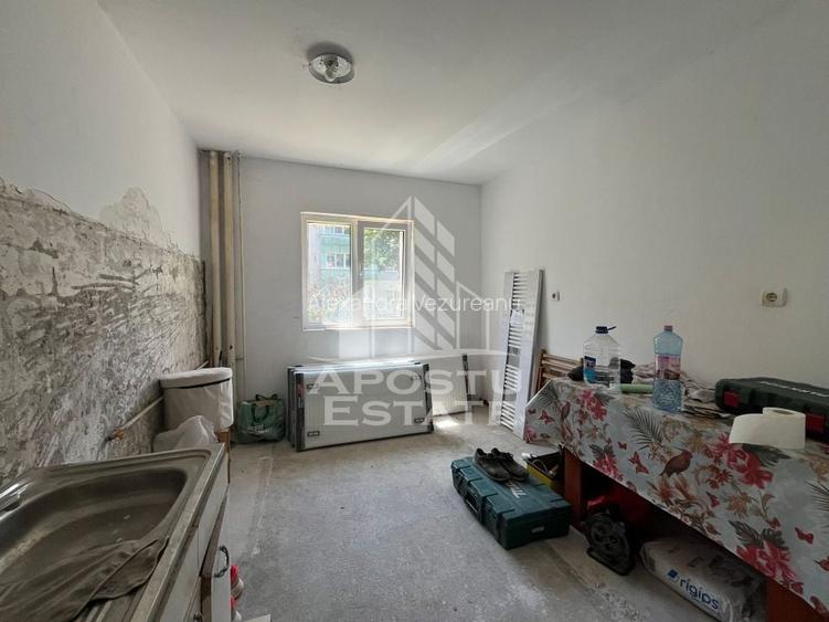 Apartament cu 3 camere semidecomandat în Spitalul Județean Apartament cu 3 camere semidecomandat în Spitalul Județean