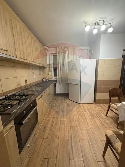 Apartament cu 3 camere de inchiriat in zona Central - 1