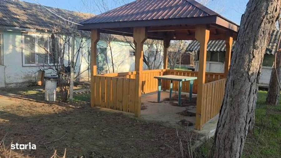 Casa batraneasca cu teren ciocanesti 1296mp - 1