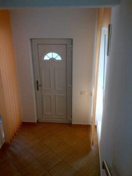   Apartament in Vila P+1, Eminescu - Mosilor - 110 mp.  curte + parcare + nemobilat - 6