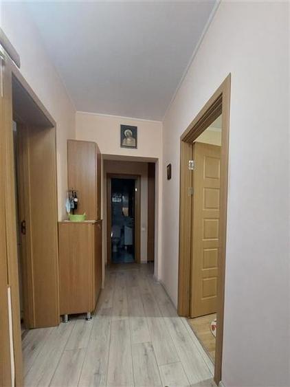 Apartament de vanzare cu 3 camere in Onesti - 2