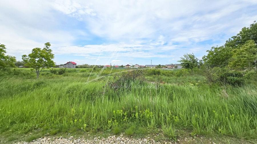 Teren intravilan in zona rezidentiala, la 1 km de A0 si A1 - 6