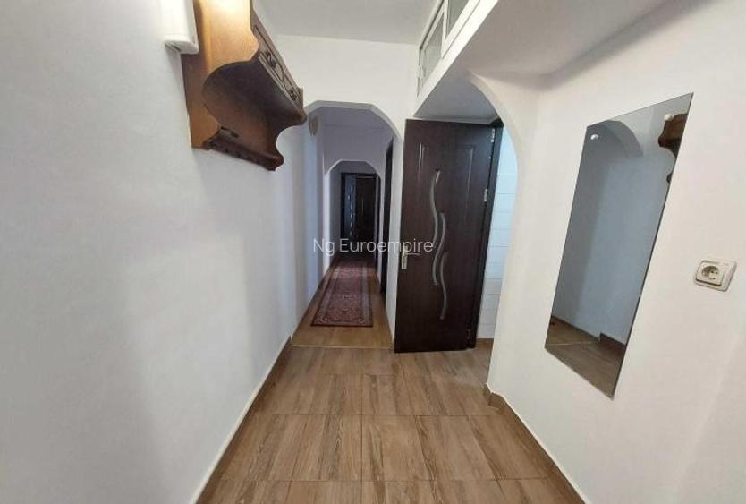 Apartament cu 3 camere, de vanzare, zona Casa de Cultura
