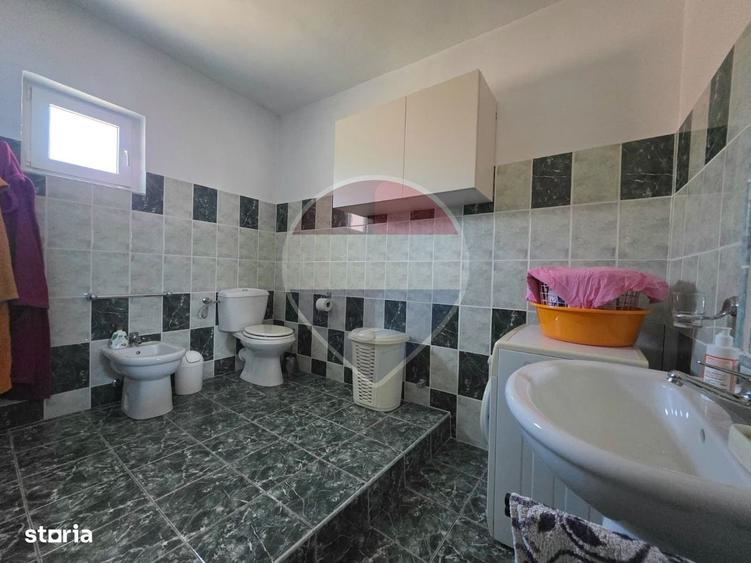 Casă cu 4 camere cu Teren 936 Mp în Central