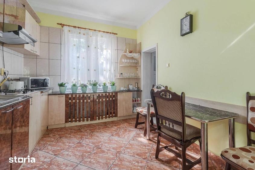 Casă cu 7 camere cu Teren 1230 Mp în Borș