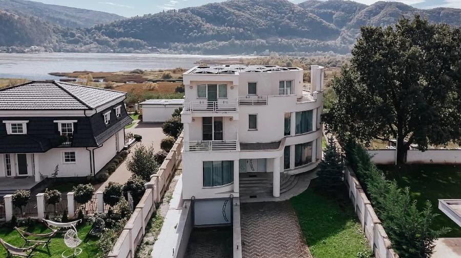 Casă cu 4 camere cu Teren 2200 Mp în Exterior Vest