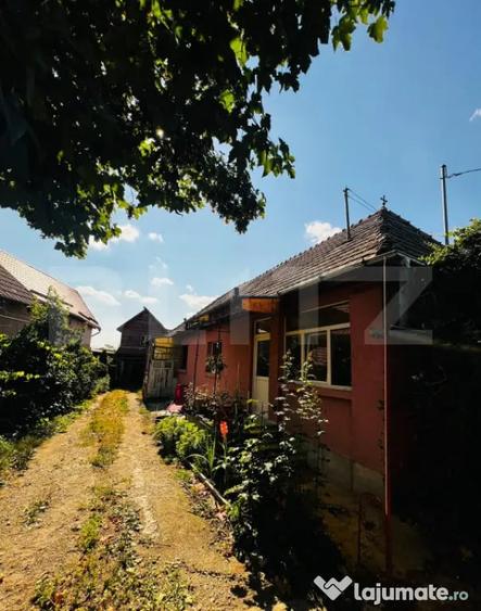 Casă cu 7 camere cu Teren 981 Mp în Central