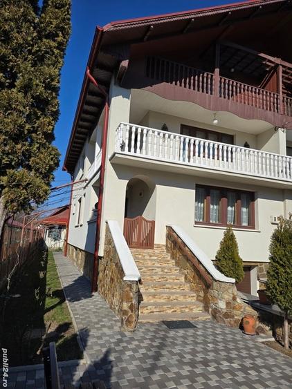 Casă cu 6 camere în Roman