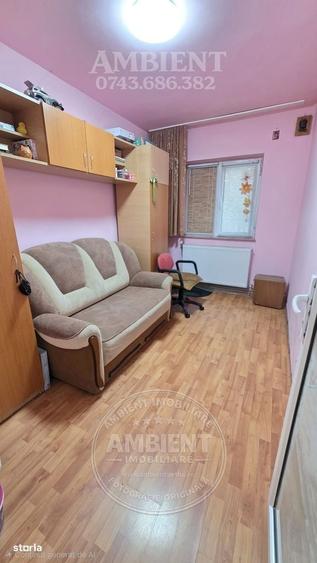 Apartament cu 3 camere decomandat în Est