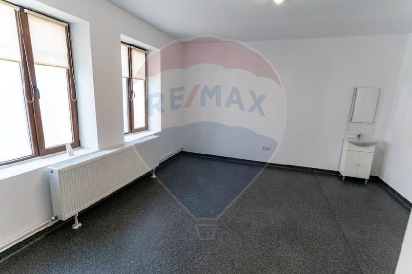 Casă individuală cu 5 camere cu Teren 302 Mp în Central