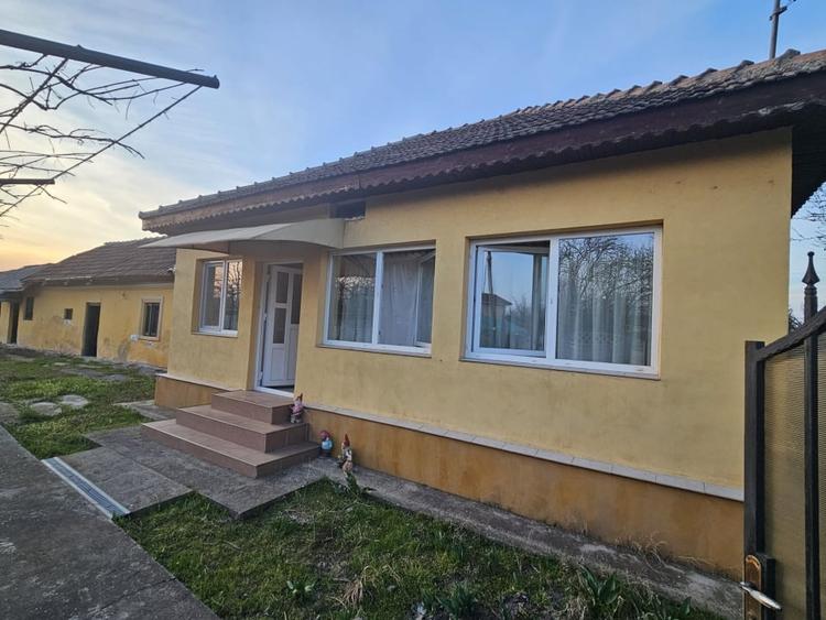 Casă individuală cu 3 camere cu Teren 1090 Mp în Pielești