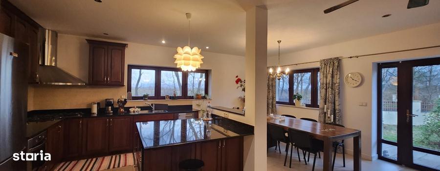 Casă cu 6 camere cu Teren 736 Mp în IAR