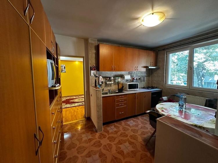 Apartament cu 3 camere decomandat în Pajura