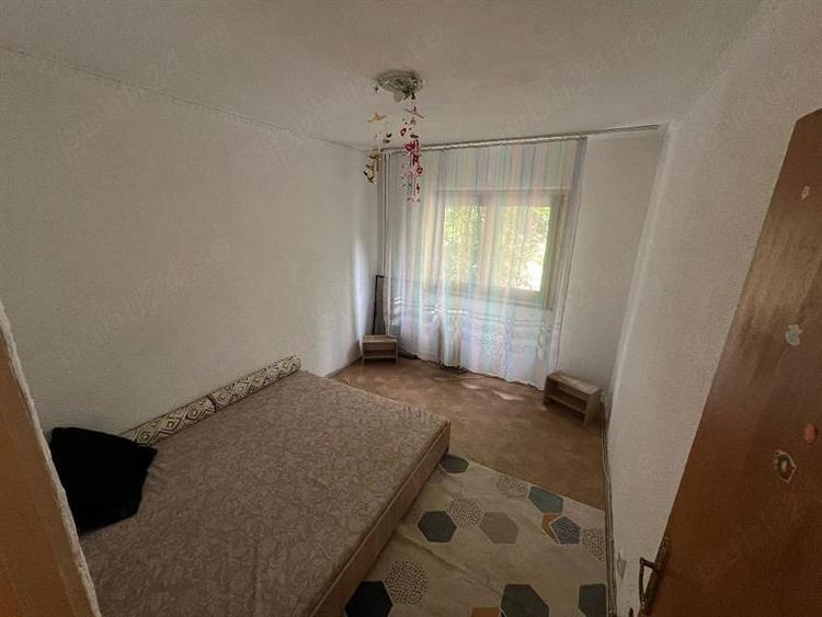 Apartament cu 3 camere decomandat în Păcii