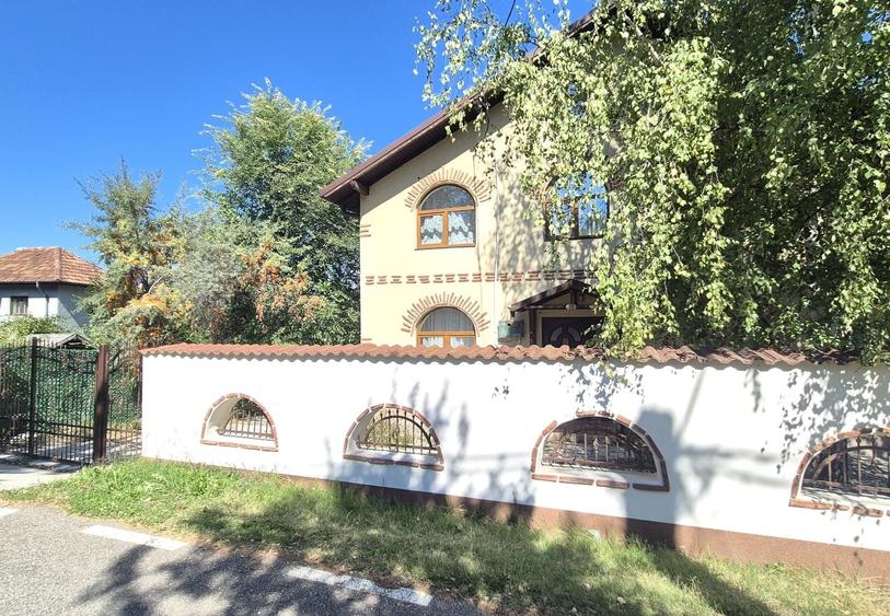 Casă individuală cu 5 camere cu Canalizare în Central