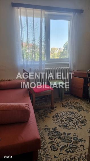 Apartament cu 3 camere semidecomandat în Central