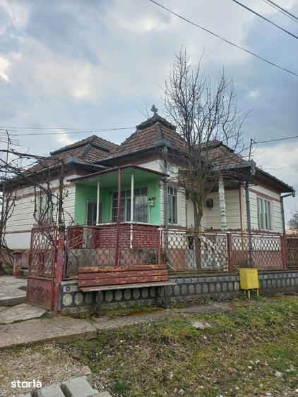 Casă cu 4 camere cu Teren 6600 Mp în Central