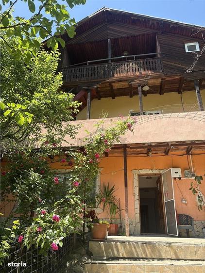 Casă cu 4 camere cu Teren 2000 Mp în Sărata