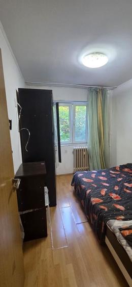 Apartament cu 3 camere semidecomandat în P-ța Reșița