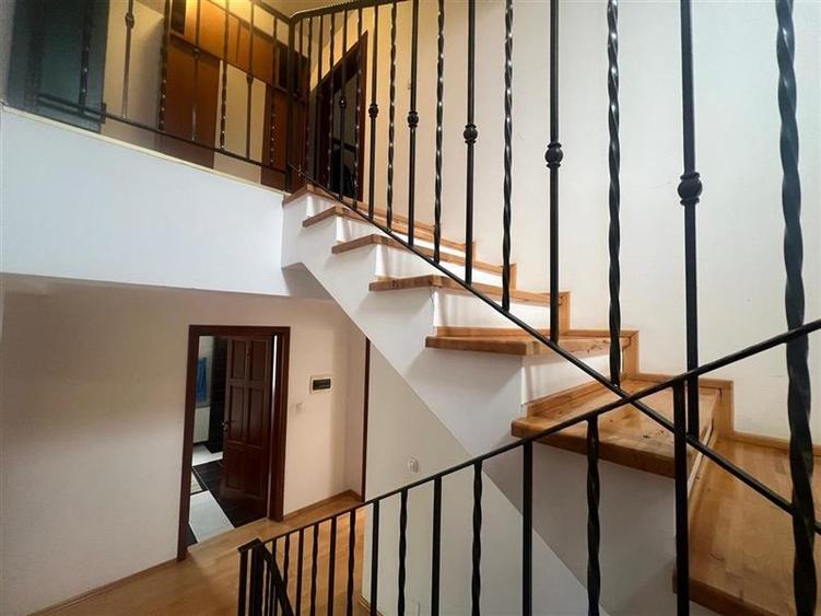 Proprietate deosebita de vanzare in centrul Bacaului- eleganta, istorie si inves - 21