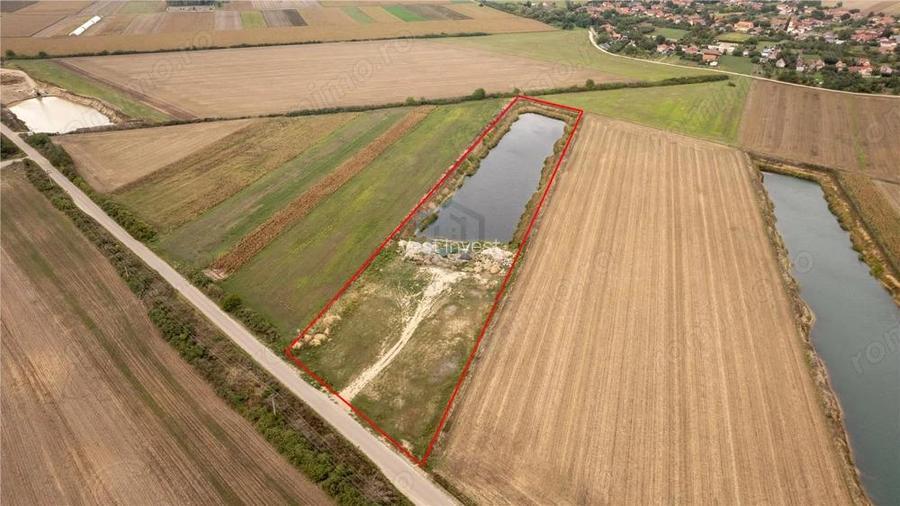 Teren extravilan Santaul Mic cu luciu de apa