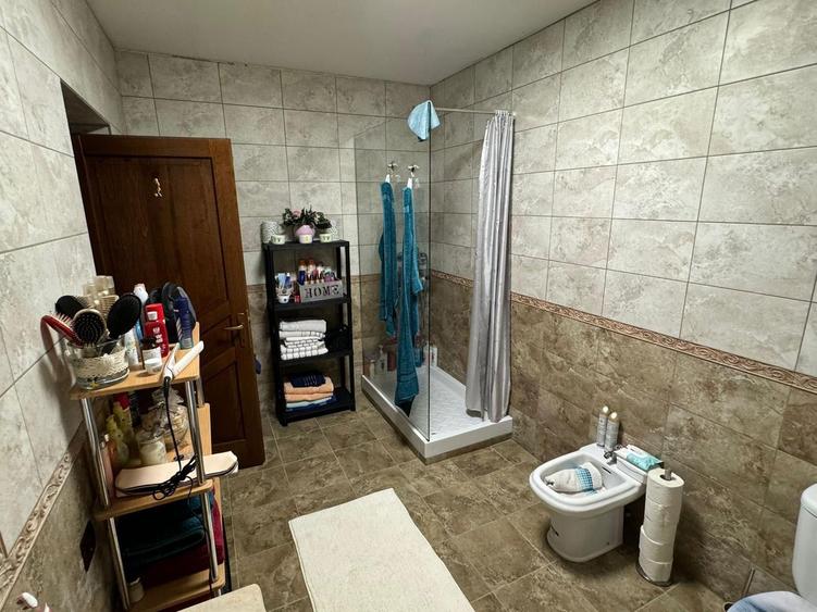 Vand casa ,in zona 14 Mai - 8