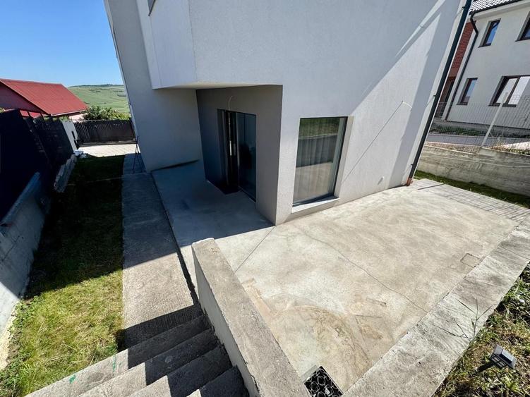 Casă cu 4 camere în Dezmir