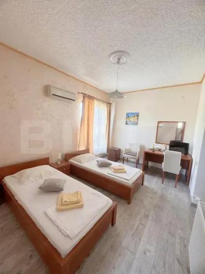 Cladire multifunctionala, pensiune plus casa, parcari private - 17