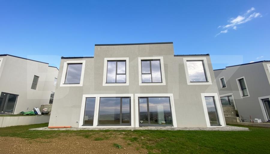 Casa pe calcan cu priveliste superba si compartimentare deosebita - 17