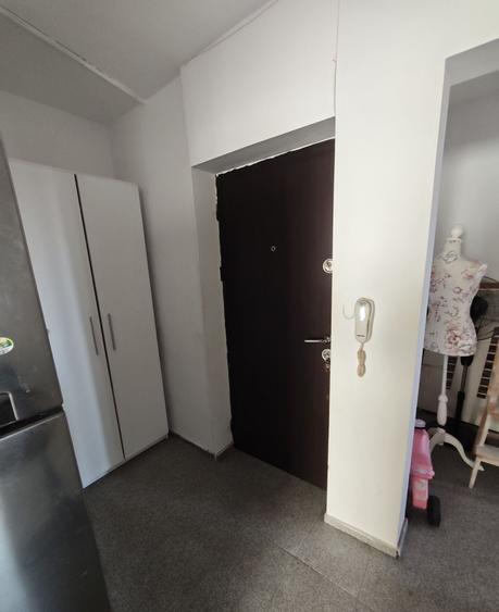 Apartament cu 3 camere semidecomandat în Colentina