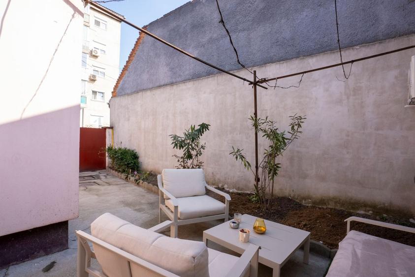 Casa cu 300 mp de teren , acces auto si dublu front in Nufarul - 11